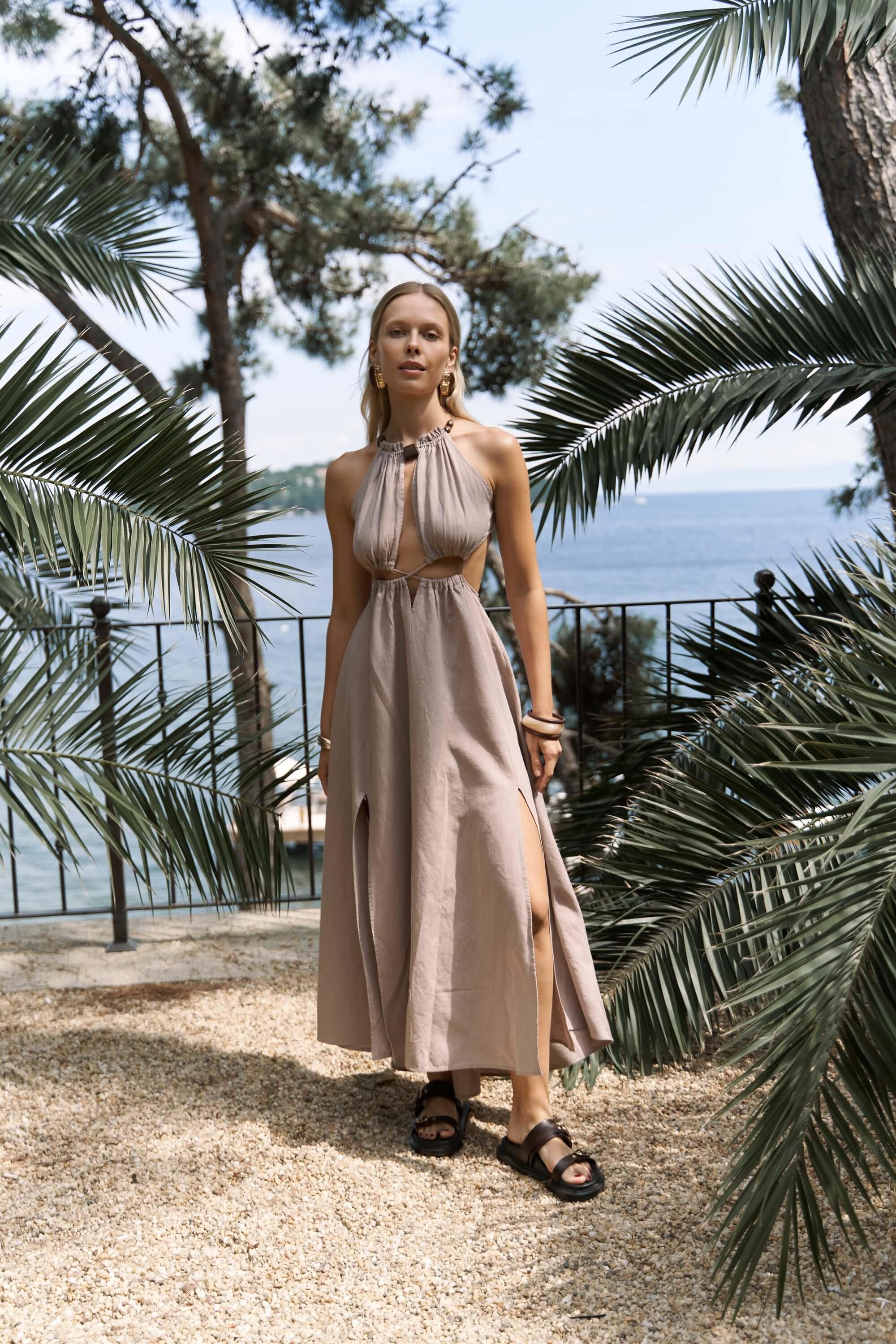 Elegant summer outfit with open-back maxi dress